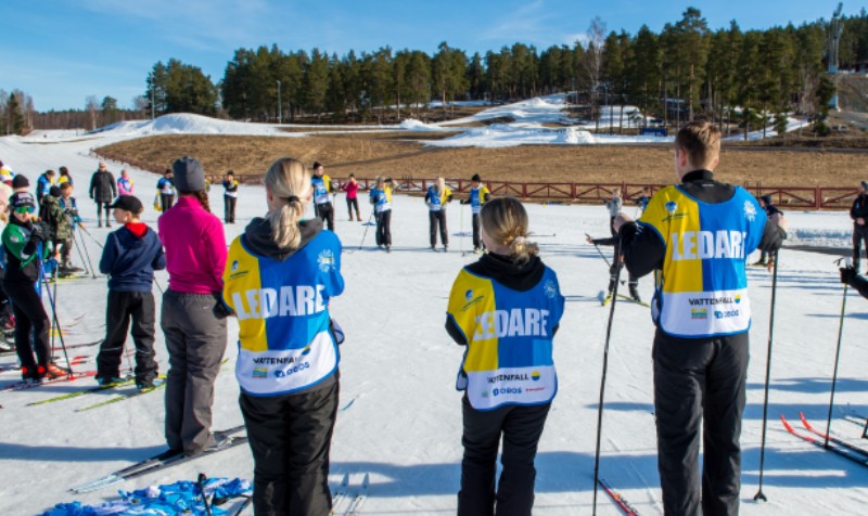 Tre ledare och en mängd barn under Alla på snö i Falun. Foto: Trons
