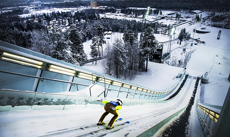 Hoppare på väg nedför tornet i Falun. Foto: Ulf Palm
